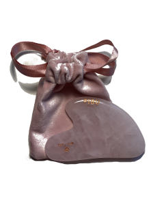 PIBU BEAUTY płytka gua sha z różowego kwarcu do masażu twarzy zapakowana.png