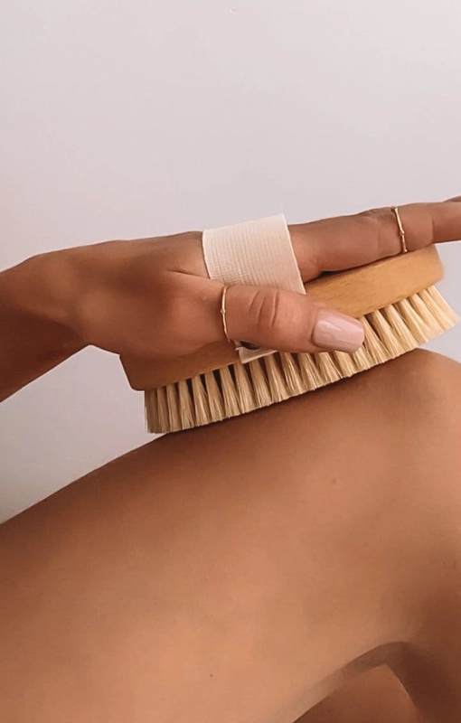 PIBU BEAUTY szczotka do masażu ciała z roślinnym włóknem z agawy (tampico) - pogląd masażu.jpg