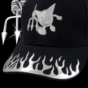CZAPKA Z DASZKIEM DOOM 3000K 3D CHROME FLAME SLAYER CAP DETAL.webp