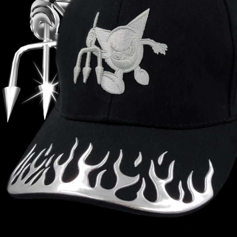 CZAPKA Z DASZKIEM DOOM 3000K 3D CHROME FLAME SLAYER CAP DETAL.webp