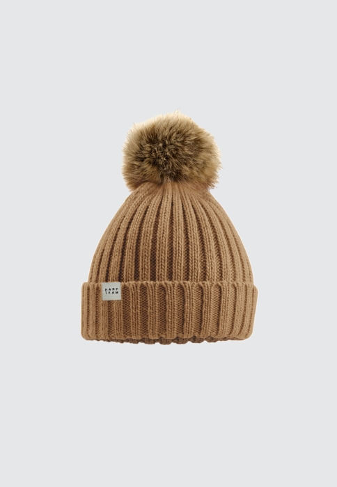 CZAPKA BEANIE Z FUTRZASTYM POMPONEM BEŻOWA.jpg