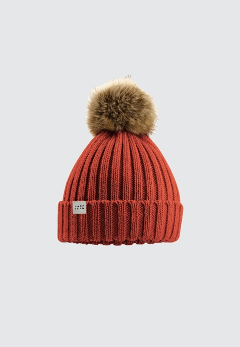 CZAPKA BEANIE Z FUTRZASTYM POMPONEM CEGLASTOCZERWONA HARP TEAM.jpg