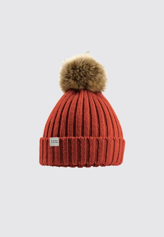 CZAPKA BEANIE Z FUTRZASTYM POMPONEM CEGLASTOCZERWONA HARP TEAM.jpg