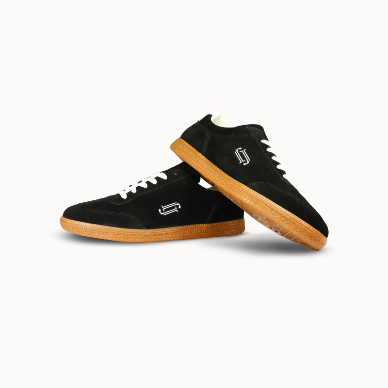 Czarne zamszowe sneakersy JoDis Soho – klasyka, która nigdy nie wychodzi z mody - moda streatwear buty.webp