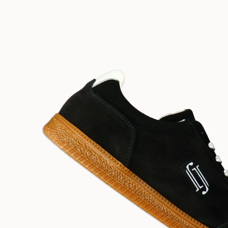 Dla dziewczyny Czarne zamszowe sneakersy JoDis Soho – klasyka, która nigdy nie wychodzi z mody.webp