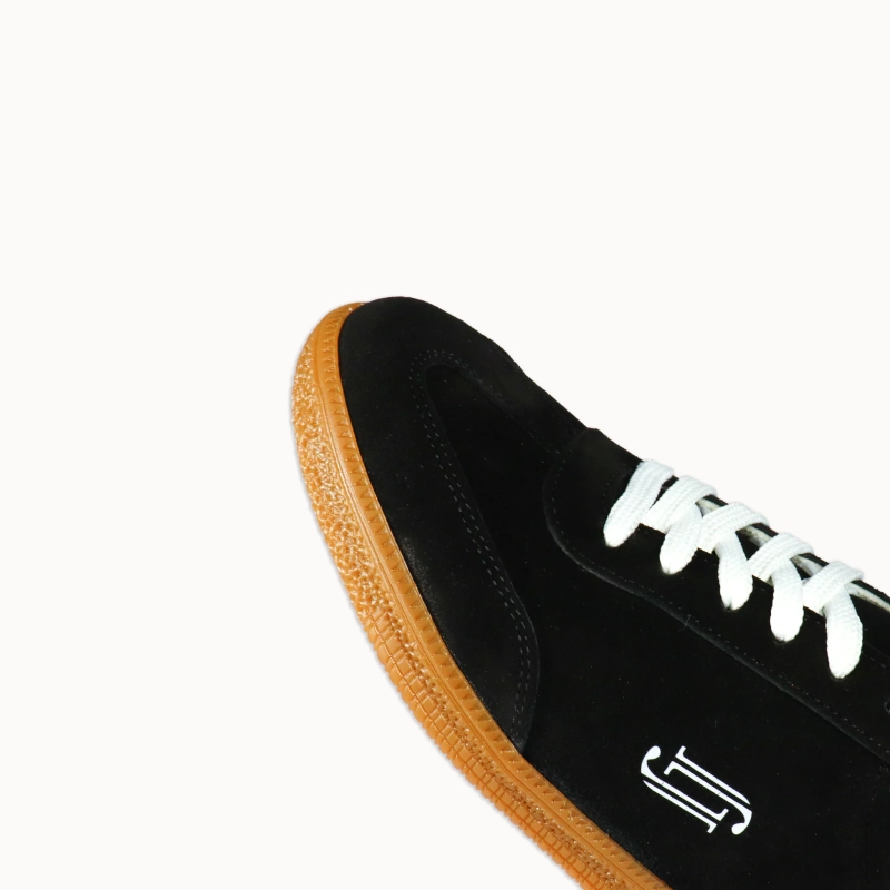 Czarne zamszowe sneakersy JoDis Soho – klasyka, która nigdy nie wychodzi z mody - designerskie buty.webp