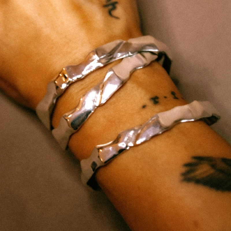 Bransoletka Ourea Nesoi biżuteria designerska unisex - widok na przedramieniu.png