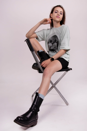 Koszulka Dreams and Nightmares Green One Aleksandra Stachowicz Modelka na krześle.jpeg