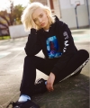 Bluza MJRS Blue Majors czarna modelka w bluzie.jpg