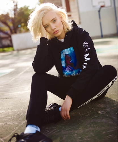 Bluza MJRS Blue Majors czarna modelka w bluzie.jpg