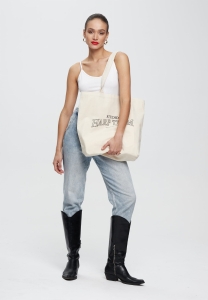 TORBA SHOPPER STANFORD CH NATURAL Modelka z torbą Harp Team 32.jpg