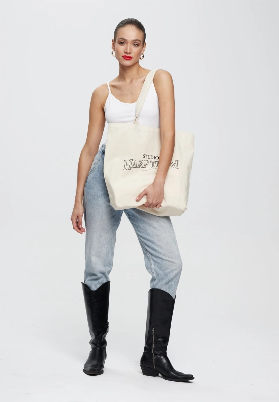 TORBA SHOPPER STANFORD CH NATURAL Modelka z torbą Harp Team 32.jpg